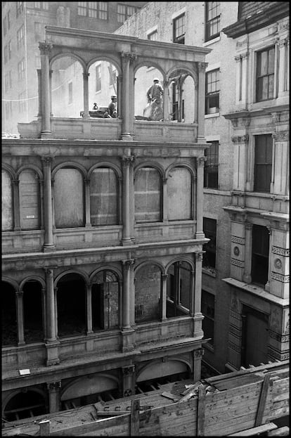 Obreros trabajando en el 82 de Beeckman Street de Manhattan, en 1967.