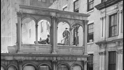 Obreros trabajando en el 82 de Beeckman Street de Manhattan, en 1967.