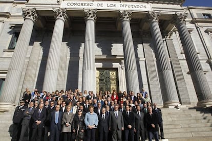 Los diputados llevan a cabo un minuto de silencio.