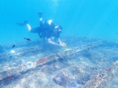 Uno de los arqueólogos examina la semana pasada la caja de hierro que protege al pecio fenicio frente a la costa de Murcia. 