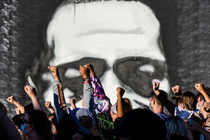 Protestas ante un mural en honor a George Floyd en Minneapolis