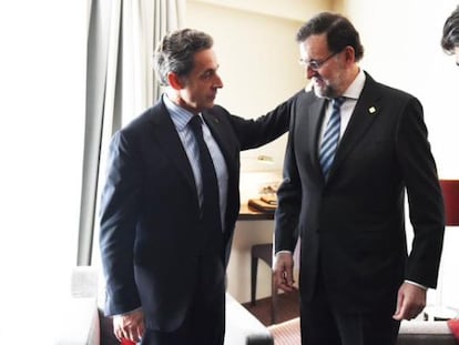 Nicolas Sarkozy saluda a Mariano Rajoy, este jueves en Bruselas.