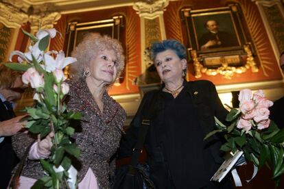 Lucia Bosé, dreta, acompanyada de la duquessa d'Alba durant l'acte en el qual va rebre la medalla de l'Ateneu de Madrid el febrer del 2007.