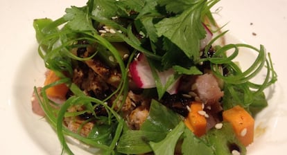Ensalada de lengua salteada con verduras de Chifa Boteco.