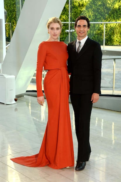 Greta Gerwig acompañó a Zac Posen vestida por el diseñador.