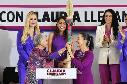 Olga Sánchez Cordero, senadora electa, entrega  el 'bastón de las mujeres' a Claudia Sheinbaum durante el evento de este martes 26 de junio. 