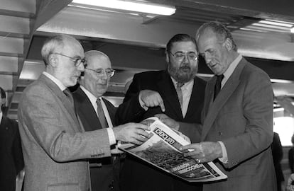 Inauguración de las rotativas del grupo Zeta en Barcelona, en noviembre de 2000. De izquierda a derecha, Mario Santinoli (director técnico de Grupo Zeta), Joan Rigol (presidente del Parlament de Catalunya), Antonio Franco (director de El Periódico de Catalunya) y el rey Juan Carlos.