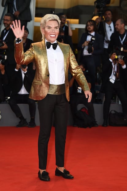 <p>Este 'megainfluencer' brasileño, Rodrigo Alves (San Paulo, Brasil, 1983), conocido como 'el Ken humano' por el empeño con que pasa por el quirófano para parecerse al lustroso novio de Barbie, podría salir a la calle en chanclas y bañador y seguiríamos fijándonos en él. El esmoquin dorado amplifica el efecto. Incluso la postura recuerda a un muñeco. <strong>Veredicto:</strong> pasmarote.</p>