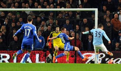 Jovetic, antes de marcar a Cech.