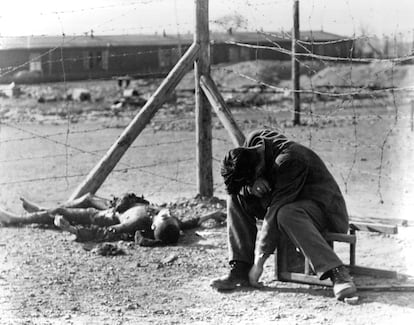 Un preso polaco, cerca del cadáver de un compañero en el campo de concentración de Erla, cerca de Magdeburg, Alemania.