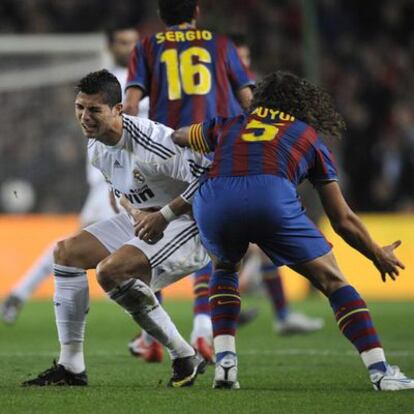 Cristiano Ronaldo se queja de un golpe tras un jugada con Puyol.