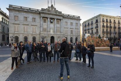 Dissabte al matí, una vintena de persones, tots de Barcelona, van acompanyar Rafa Burgos de Cultruta (amb el suport de Barna Centre i Amics de la Rambla) per alguns dels comerços emblemàtics que encara, per sort, queden a Barcelona, encara que molts perviuen transformats en modernes cadenes de restauraci— i de roba. Molts altres han tancat davant la pujada abusiva dels lloguers o la jubilaci— dels seus amos.