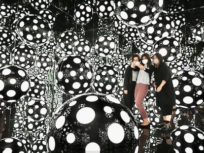 Varias personas se toman un selfi en una instalación de Yayoi Kusama expuesta en el M+ Museum, en Hong Kong.