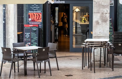 Una terraza sin clientes en Burgos, ciudad que ha decidido su cierre perimetral ante el aumento de infecciones.