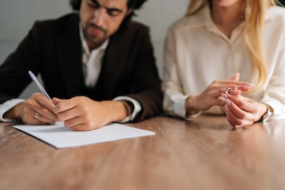 Tomarte el tiempo de investigar, comparar y recabar referencias reales te acercará a un proceso de divorcio más sereno y justo.