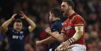 George North (d) celebra un ensayo de Gales.