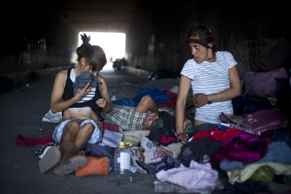 Pobladores de El Bordo, bajo un puente