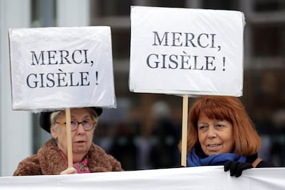 Dos mujeres sujetan pancartas en apoyo a Gisèle Pelicot, este jueves en París. 