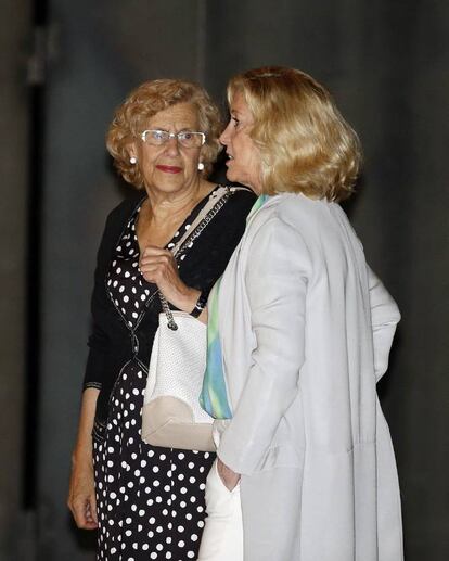 La alcaldesa de Madrid, Manuela Carmena, y la delegada del Gobierno, Concepcion Dancausa, en el Matadero de Madrid.