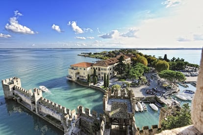 El pintoresco pueblo de Sirmione se asienta en el extremo de una estrecha península de la orilla meridional del lago di Garda. Además de su casco antiguo, se puede visitar el laberinto de ruinas romanas conocido como Grotte di Catullo, restos de una de las mayores villas romanas descubiertas en el norte de Italia.