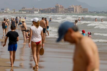 Vista general de la playa de la Malvarrosa de Valencia, este viernes.