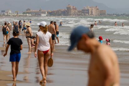  Vista general de la playa de la Malvarrosa de Valencia, este viernes. 