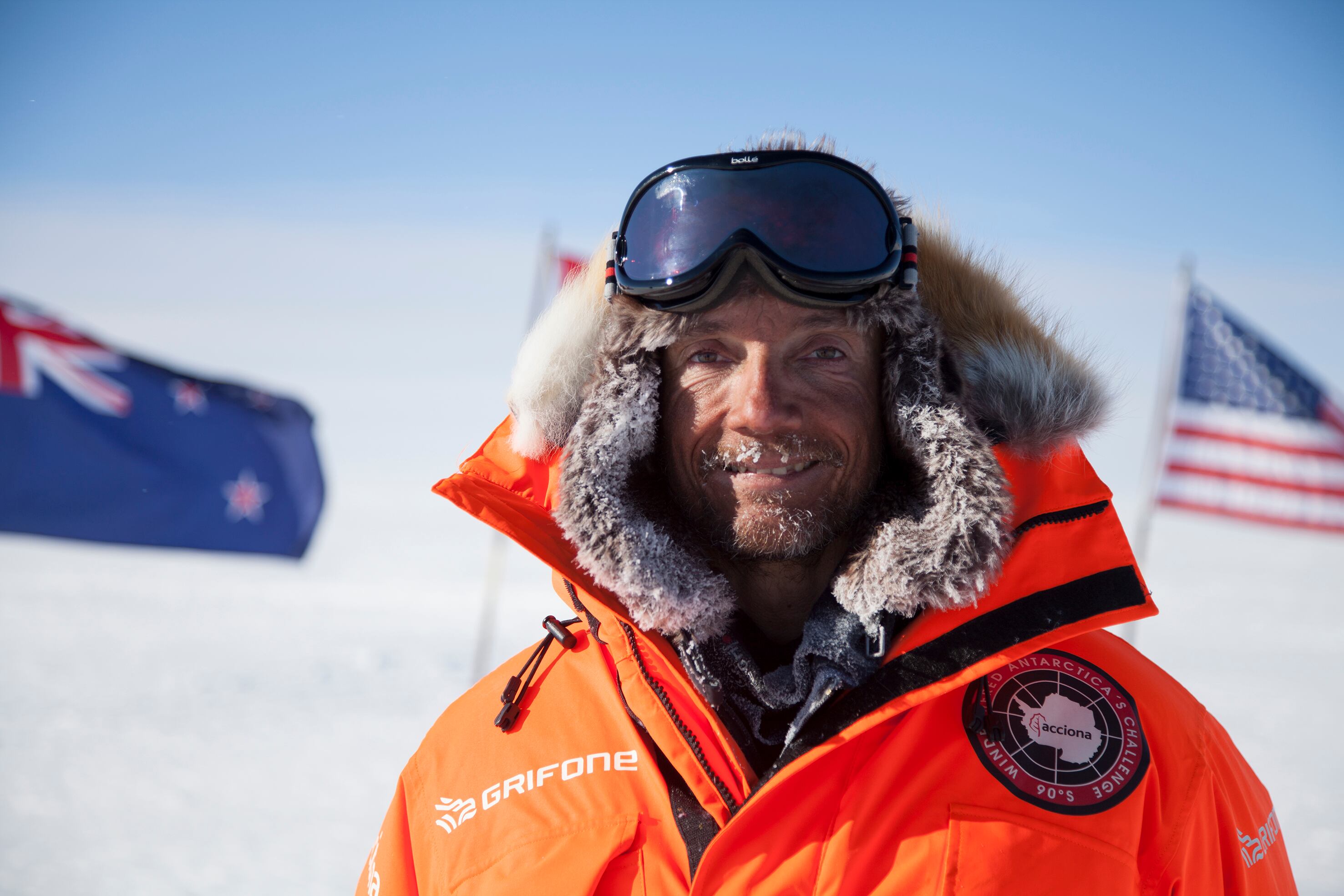 El biólogo navarro Ignacio Oficialdegui, en el ceremonial que señala el Polo Sur geográfico en la Antártida, durante su expedición de 2011-2012, en una imagen cedida.