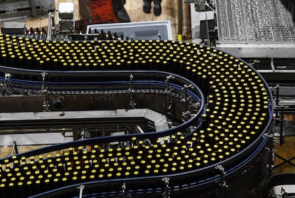Línea de producción en la fábrica de Stella Artois, en Lovaina.