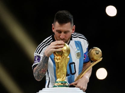 Messi besa la Copa del Mundo tras ganar a Francia en la tanda de penaltis de la final del Mundial.