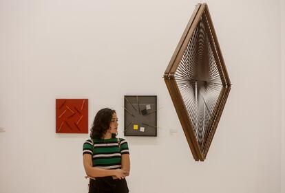 Una mujer junto a varias de las obras que componen la exposición Lejos del vacío. Zero y el arte de posguerra en Europa'.