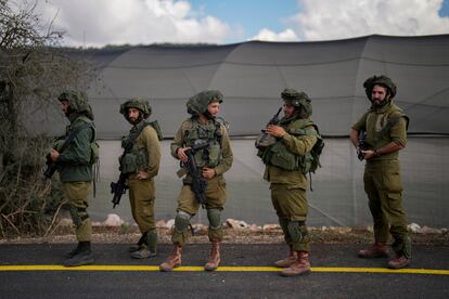 Una patrulla de soldados israelíes en la frontera con Líbano, este lunes.