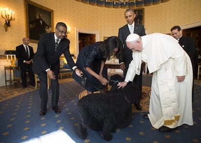 El Papa acaricia a las mascotas de los Obama en la Casa Blanca, Washington (Estados Unidos).