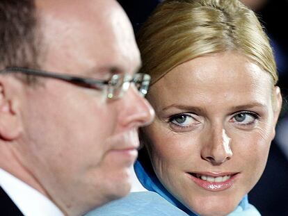 El príncipe Alberto de Mónaco y la nadadora surafricana Charlene Wittstock, en un acto público en junio de 2007.