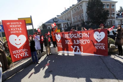 Manifestantes piden la abolición del aborto cerca de La Moncloa, donde estaba reunido el Gobierno.