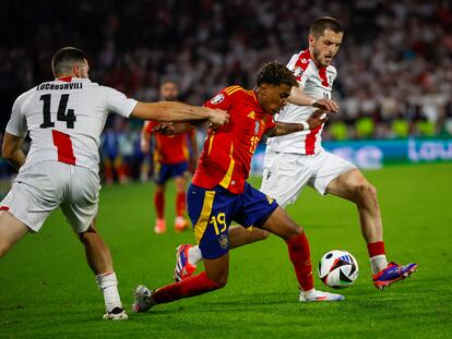 El jugador de la selección española Lamine Yamal juega un balón ante los georgianos Giorgi Chakvetadze y Luka Lochoshvili.