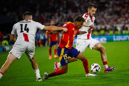 El jugador de la selección española Lamine Yamal juega un balón ante los georgianos Giorgi Chakvetadze y Luka Lochoshvili.