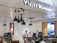 Trabajadores en una oficina de Viajes El Corte Inglés.