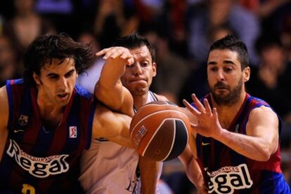 Navarro lucha por el balón ante el Bizkaia Bilbao.