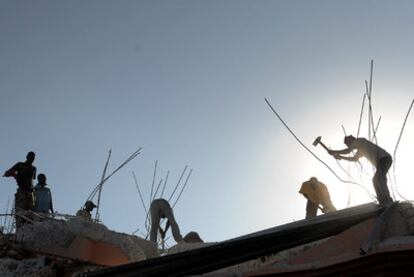 Varios haitianos trabajan en la reconstrucción de un edificio en Puerto Príncipe tras el terremoto del 12 de enero.