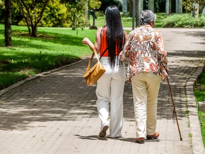 Dos mujeres caminan en un jardín de Bogotá, Colombia.