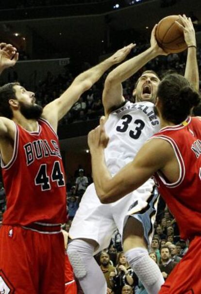 Nikola Mirotic y Joakim Noah ante Marc Gasol.