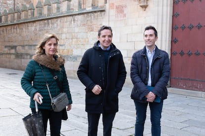 Juan Manuel Corchado (center), with two members of his candidacy for rector: Bertha Gutiérrez, president of the ethics committee, and Federico Bueno.