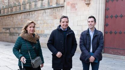 Juan Manuel Corchado (centro), con dos miembros de su candidatura a rector: Bertha Gutiérrez, presidenta del comité de ética, y Federico Bueno.