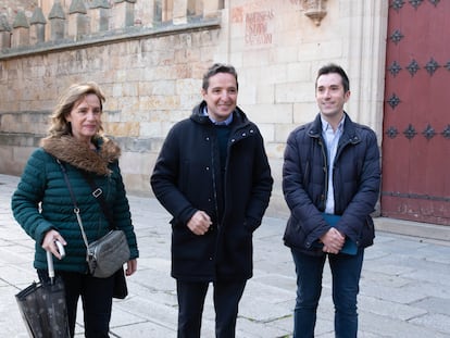 Juan Manuel Corchado (center), with two members of his candidacy for rector: Bertha Gutiérrez, president of the ethics committee, and Federico Bueno.