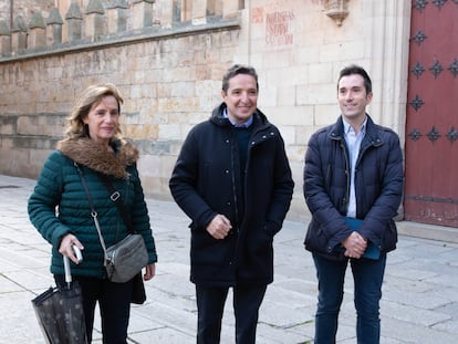 Juan Manuel Corchado (centro), con dos miembros de su candidatura a rector: Bertha Gutiérrez, presidenta del comité de ética, y Federico Bueno.