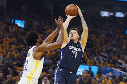 Luka Doncic lanza a canasta con la oposición de Andrew Wiggins en el segundo partido de la final de la Conferencia Oeste de la NBA.