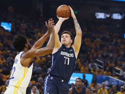 Luka Doncic lanza a canasta con la oposición de Andrew Wiggins en el segundo partido de la final de la Conferencia Oeste de la NBA.