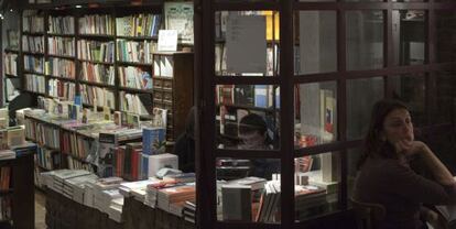 Entrada de la librer&iacute;a del caf&eacute; literario Cl&aacute;sica y Moderna de Buenos Aires.