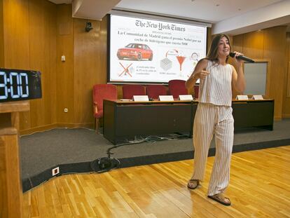 Carmen Martínez explica su investigación doctoral de química computacional en la final del concurso 'Tesis en Tres minutos', en Madrid.