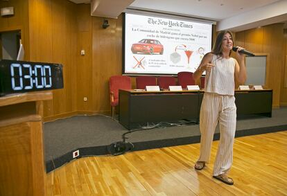 Carmen Martínez explica su investigación doctoral de química computacional en la final del concurso 'Tesis en Tres minutos', en Madrid.